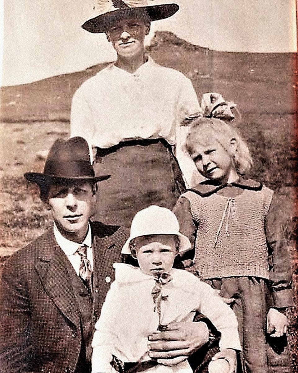 Emma och Ragnar med barnen Ethel och Hugo Emma och Ragnar med barnen Ethel och Hugo